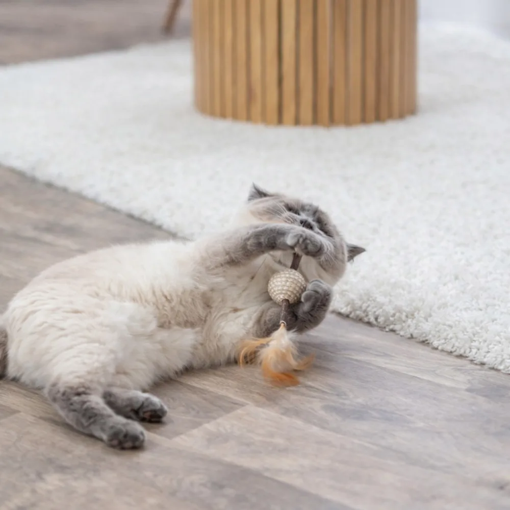 Іграшка Trixie для котів м яч на паличці з пір ям джут 20 см — фото 4
